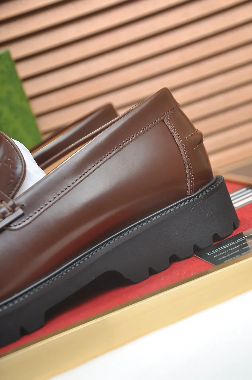 Men's shoes💰560💶Italy's top luxury men's shoe giant (GUCCI) (Gucci) (full cowhide lining) new arrival🍃Original European style🔰 Pleasant to the eye😍In order to make the shoes more durable and non-deformable🌀The production continues to follow traditional methods but there is still no lack of innovation💪Choose original sheepskin for the leather♻️ Smooth and natural And extra bright ⭐Made of imported cowhide, the first choice of rich people 38-45 (45 customized)